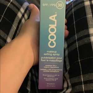Cools makeup setting spray with SPF 30